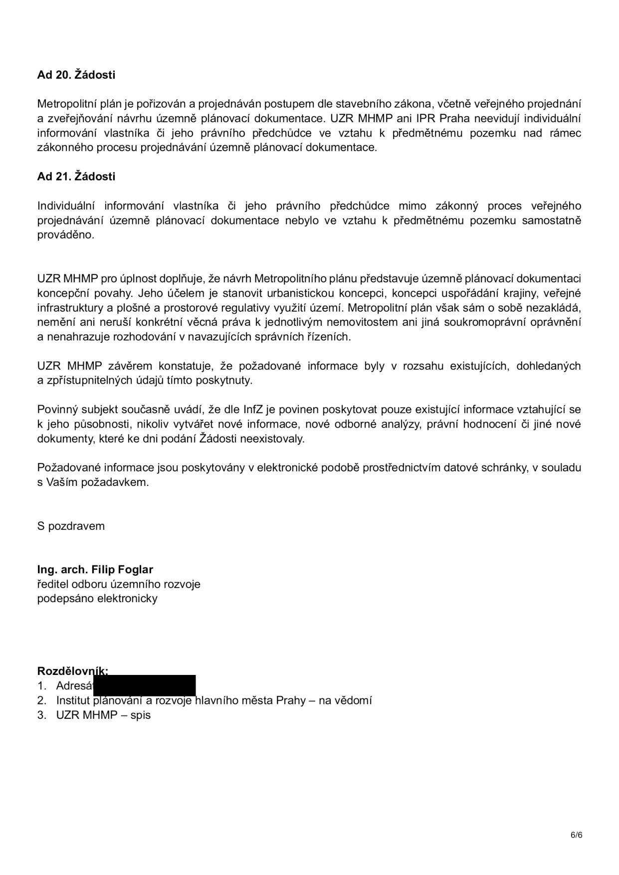Úřední sdělení k žádostem (Ad 20 a Ad 21) týkající se Metropolitního plánu. Uvádí se, že Metropolitní plán je pořizován dle stavebního zákona a úřady (UZR MHMP a IPR Praha) neprovádějí individuální informování vlastníků nad rámec zákonného procesu. Dokument vysvětluje, že Metropolitní plán je koncepční dokumentace, která nemění věcná práva k nemovitostem. Úřad konstatuje, že poskytl veškeré existující a dohledatelné informace v souladu se zákonem o svobodném přístupu k informacím (InfZ). Dokument podepsal Ing. arch. Filip Foglar, ředitel odboru územního rozvoje. Rozdělovník: 1. Adresát, 2. Institut plánování a rozvoje hlavního města Prahy, 3. UZR MHMP – spis. Strana 6/6.