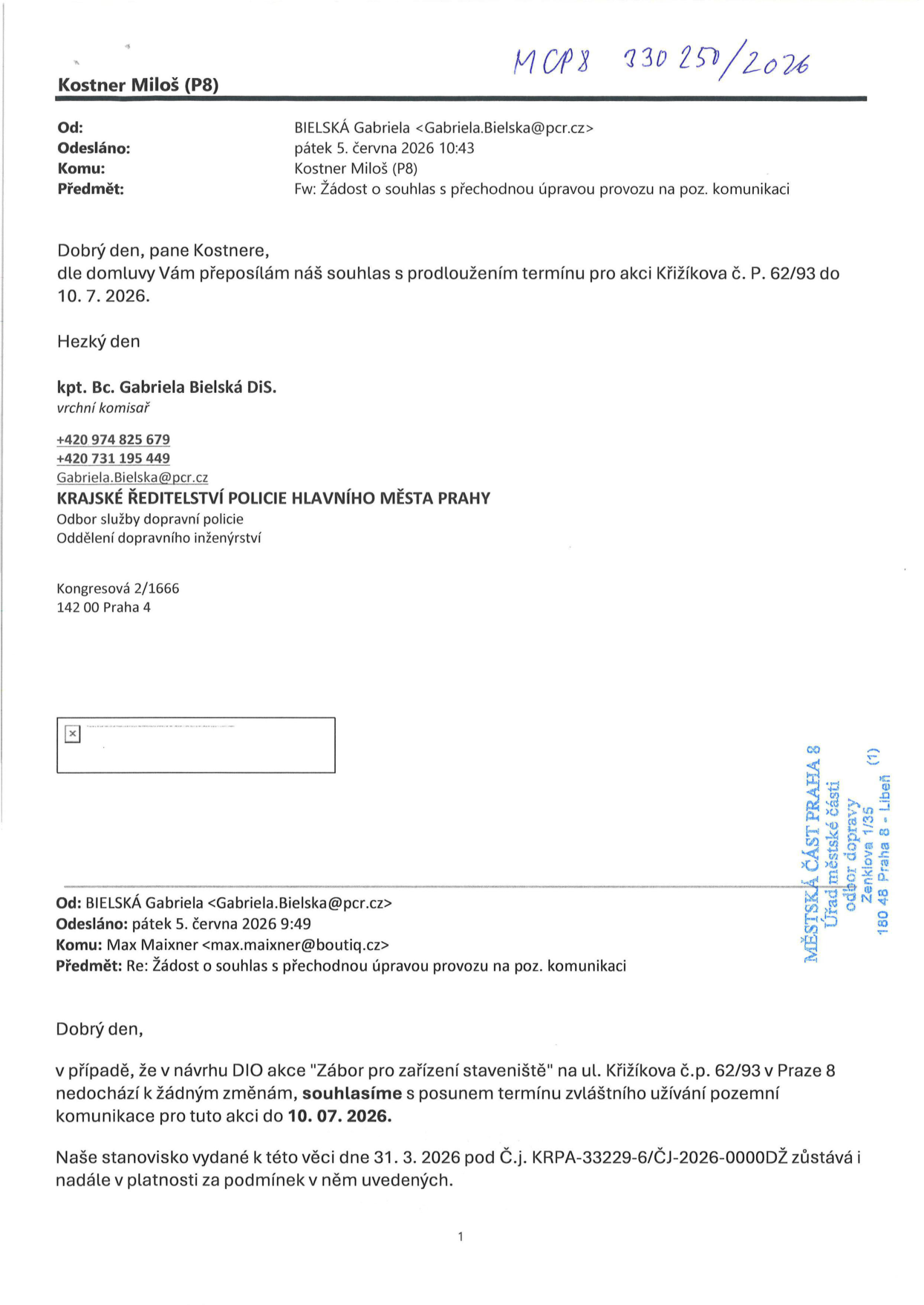 Úřední dokument (e-mailová komunikace) týkající se prodloužení termínu pro zvláštní užívání pozemní komunikace (zábor pro zařízení staveniště) na adrese Křižíkova č. p. 62/93, Praha 8. Termín je prodloužen do 10. 7. 2026. Dokument obsahuje vyjádření Policie ČR (kpt. Bc. Gabriela Bielská DiS., Krajské ředitelství policie hlavního města Prahy) adresované Miloši Kostnerovi (P8) a Maxu Maixnerovi. Odkazuje se na původní stanovisko ze dne 31. 3. 2026 pod č. j. KRPA-33229-6/ČJ-2026-0000DŽ, které zůstává v platnosti. Dokument obsahuje razítko Městské části Praha 8, odbor dopravy, Zenklova 1/35, 180 48 Praha 8 - Libeň.