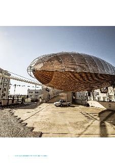 Fotografie umělecké instalace (vzducholoď Gulliver) na střeše budovy DOX v Praze. V dolní části text: '5 Strategie zahraničních vztahů hl. m. Prahy'