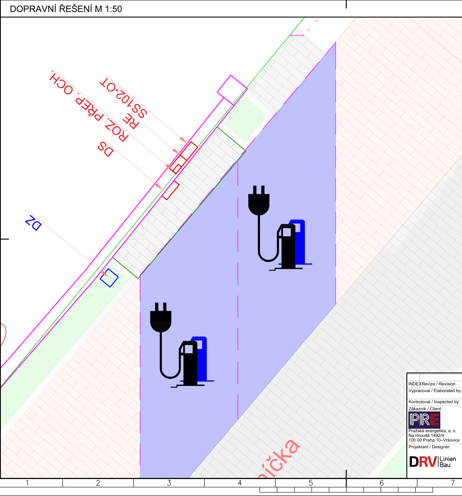 Situační plán dopravního řešení v měřítku 1:50 zobrazující umístění dvou nabíjecích stanic pro elektromobily. V plánu jsou vyznačeny technické prvky: SS102-OT, RE, ROZ. PŘEP. OCH., DS a DZ. V pravém dolním rohu je tabulka s informacemi: Zákazník: Pražská energetika, a. s., Na Hroudě 1492/4, 100 00 Praha 10–Vršovice; Projektant: DRV Linien Bau.