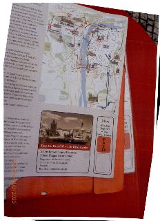 Plakát a mapa pro turistickou službu 'Hop-On Hop-Off + 1 hr River Cruise'. Obsahuje mapu Prahy s vyznačenou trasou, texty v angličtině popisující 24hodinový ho…