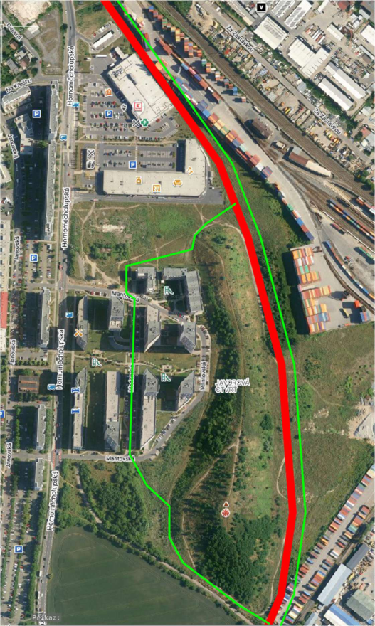 Ortofotomapa území v lokalitě Javorová čtvrť v Praze. V mapě je zelenou linií vyznačen zájmový prostor a červenou linií pravděpodobně koridor plánované stavby nebo komunikace. V mapě jsou čitelné názvy ulic: Hornoměcholupská, Janovská, Mantovská a název lokality Javorová čtvrť.