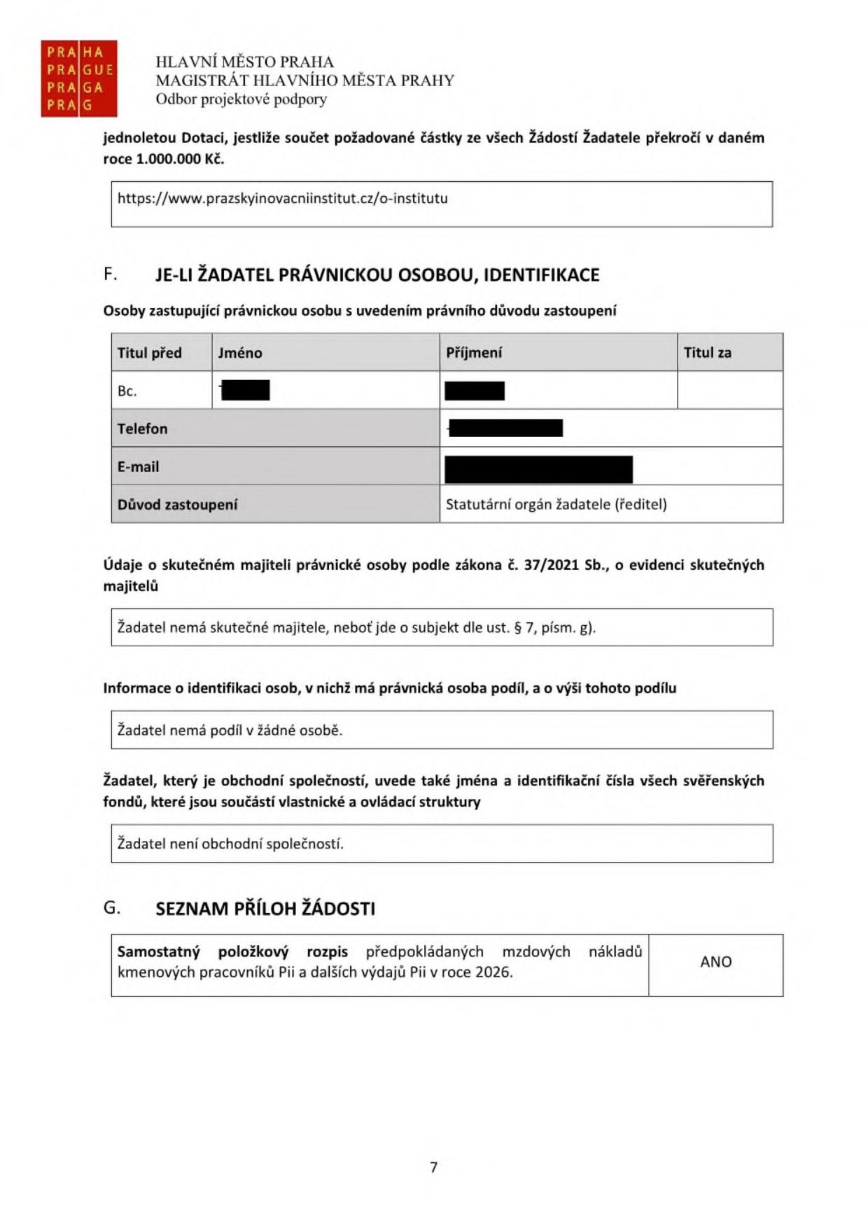 Strana 7 formuláře žádosti o dotaci Hlavního města Prahy. Obsahuje sekci F: Identifikace právnické osoby (zastupující osoba: Bc. [začerněno], telefon a e-mail [začerněno], důvod zastoupení: Statutární orgán žadatele (ředitel)). Dále prohlášení o skutečném majiteli (subjekt dle § 7, písm. g), prohlášení o podílech v jiných osobách a prohlášení o obchodní společnosti. Sekce G: Seznam příloh žádosti obsahuje položku 'Samostatný položkový rozpis předpokládaných mzdových nákladů kmenových pracovníků Pii a dalších výdajů Pii v roce 2026' s potvrzením 'ANO'. V horní části je uveden odkaz: https://www.prazskyinovacniinstitut.cz/o-institutu