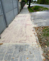 Fotografie chodníku a přilehlého pozemku, pravděpodobně dokládající stav komunikace v rámci stavebního nebo správního řízení.