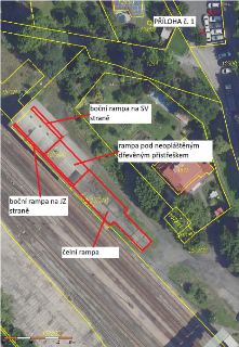 Ortofotomapa s vyznačenými objekty a parcelami. Textové popisky v obrázku: 'PŘÍLOHA č. 1', 'boční rampa na SV straně', 'rampa pod neopláštěným dřevěným přístře…