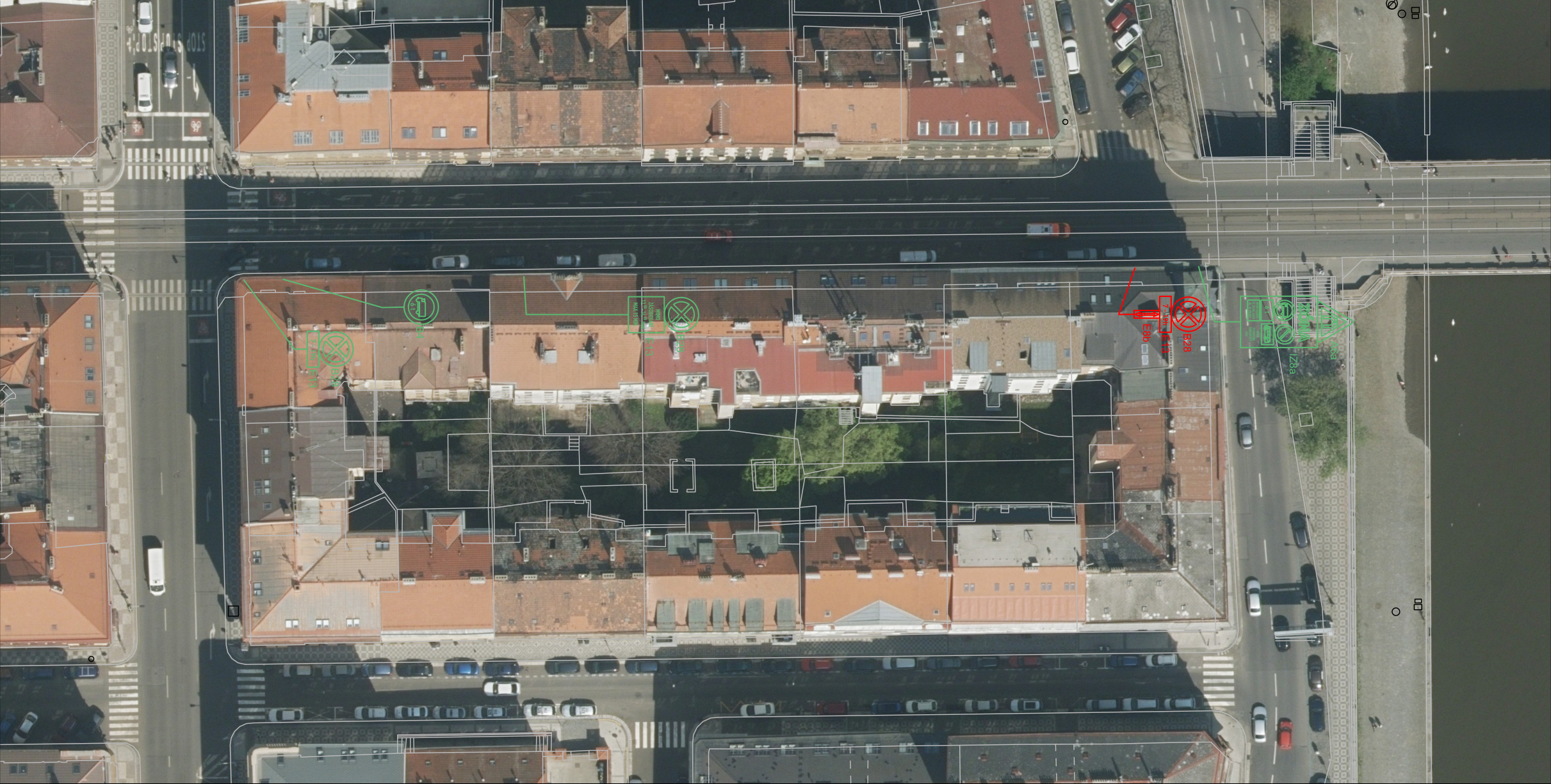 Situační nákres stavby s vyznačenými prvky v ortofotomapě.