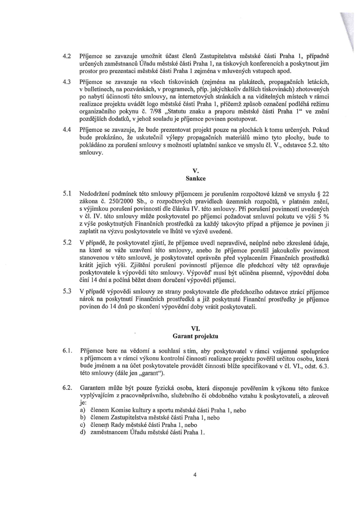 Strana 4 smlouvy obsahující články 4.2 až 6.2. Článek 4.2: Povinnost příjemce umožnit účast zástupců MČ Praha 1 na akcích. Článek 4.3: Povinnost příjemce prezentovat logo MČ Praha 1 v souladu s organizačním pokynem č. 7/98. Článek 4.4: Povinnost prezentovat projekt pouze na určených plochách. Článek V. (Sankce): 5.1 - sankce za porušení rozpočtové kázně (smluvní pokuta 5 %), 5.2 - možnost krácení dotace nebo výpovědi smlouvy při uvedení nepravdivých údajů, 5.3 - povinnost vrátit prostředky při výpovědi. Článek VI. (Garant projektu): 6.1 - souhlas s určením garanta, 6.2 - definice garanta (fyzická osoba s vazbou na MČ Praha 1: a) člen Komise kultury a sportu, b) člen Zastupitelstva, c) člen Rady, d) zaměstnanec Úřadu MČ Praha 1).