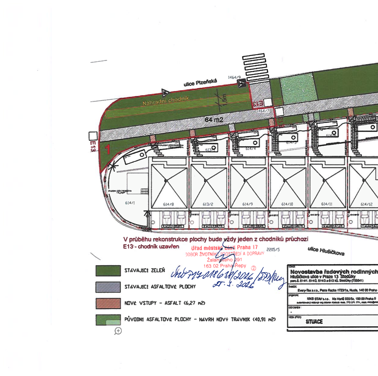 Koordinační situační výkres stavby rodinných domů s vyznačením úprav ploch a zeleně.