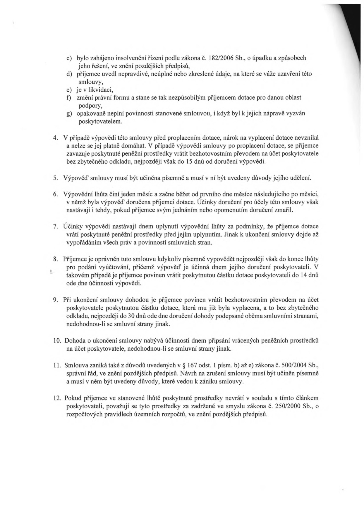 Textová část smlouvy o poskytnutí dotace, body 3c až 12: 3c) zahájení insolvenčního řízení, 3d) nepravdivé údaje, 3e) likvidace, 3f) změna právní formy, 3g) opakované neplnění povinností. 4) Následky výpovědi smlouvy před proplacením dotace a povinnost vrácení prostředků do 15 dnů. 5) Písemná forma výpovědi s uvedením důvodů. 6) Výpovědní lhůta jeden měsíc od prvního dne následujícího měsíce. 7) Účinky výpovědi po uplynutí lhůty. 8) Právo příjemce vypovědět smlouvu do konce lhůty pro podání vyúčtování, vrácení dotace do 14 dnů. 9) Vrácení dotace při dohodě o ukončení smlouvy do 30 dnů. 10) Účinnost dohody o ukončení dnem připsání prostředků na účet poskytovatele. 11) Zánik smlouvy dle zákona č. 500/2004 Sb. 12) Definice zadržených prostředků dle zákona č. 250/2000 Sb. v případě nevrácení dotace.
