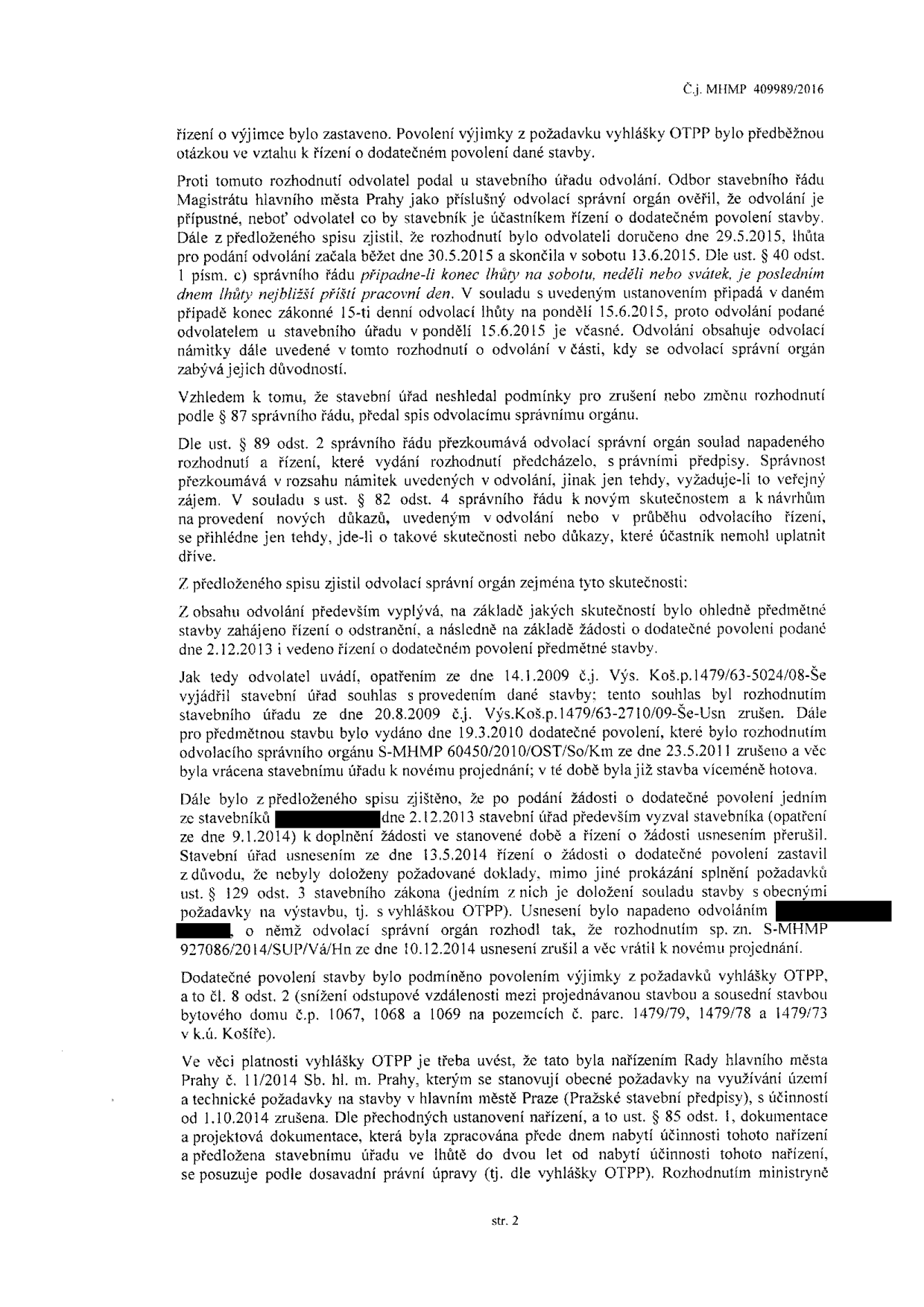Druhá strana úředního rozhodnutí (č.j. MHMP 409989/2016) týkajícího se dodatečného povolení stavby. Dokument obsahuje právní odůvodnění, procesní historii řízení (odvolání, přerušení a zastavení řízení v letech 2009–2014) a informace o výjimce z vyhlášky OTPP pro stavbu bytového domu na pozemcích parc. č. 1479/79, 1479/78 a 1479/73 v k.ú. Košíře. Zmiňuje také zrušení vyhlášky OTPP k 1. 10. 2014 a přechodná ustanovení pro posuzování projektové dokumentace.