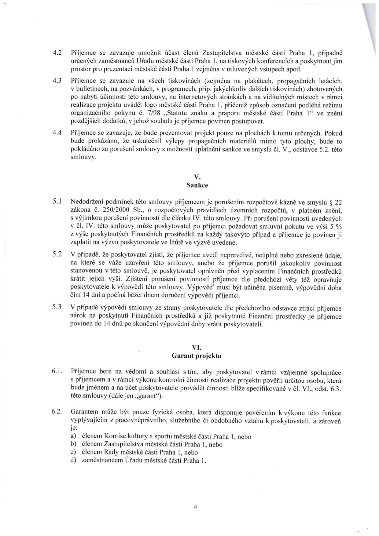 Strana 4 smlouvy obsahující články 4.2 až 6.2. Článek 4.2: Povinnost příjemce umožnit účast zástupců MČ Praha 1 na akcích. Článek 4.3: Povinnost uvádět logo MČ Praha 1 dle pokynu č. 7/98. Článek 4.4: Povinnost prezentovat projekt pouze na určených plochách. Článek V. (Sankce): 5.1 Nedodržení podmínek je porušením rozpočtové kázně, smluvní pokuta 5 %. 5.2 Možnost krácení dotace nebo výpovědi při uvedení nepravdivých údajů. 5.3 Ztráta nároku na dotaci při výpovědi. Článek VI. (Garant projektu): 6.1 Ustanovení garanta projektu. 6.2 Podmínky pro garanta: fyzická osoba, člen Komise kultury a sportu MČ Praha 1, člen Zastupitelstva MČ Praha 1, člen Rady MČ Praha 1 nebo zaměstnanec Úřadu MČ Praha 1.