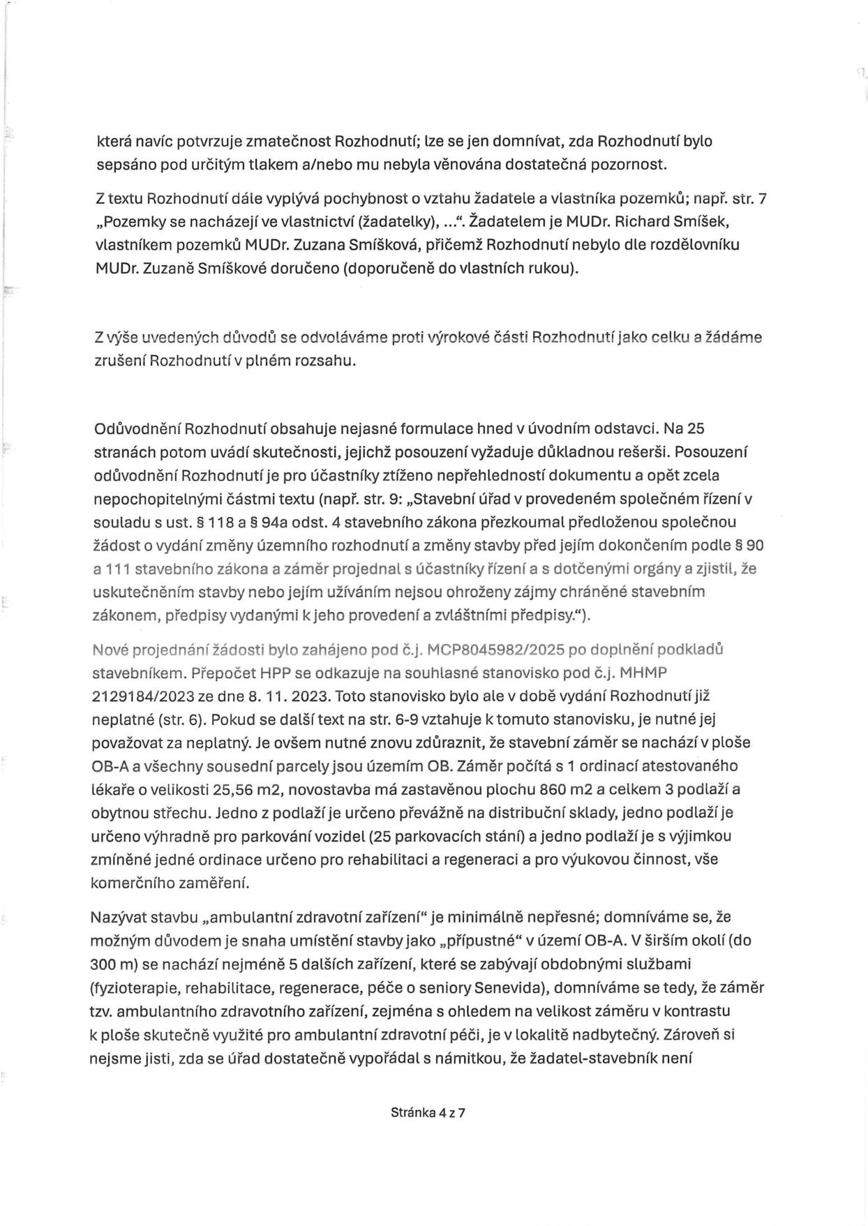 Stránka 4 ze 7 úředního dokumentu (odvolání proti rozhodnutí). Obsah: Argumentace proti zmatečnosti rozhodnutí (nesrovnalosti v osobách žadatele a vlastníka pozemků MUDr. Richarda Smíška a MUDr. Zuzany Smíškové). Kritika nejasných formulací v odůvodnění rozhodnutí. Námitky k územnímu plánu (plocha OB-A vs. OB), nesouhlas s označením stavby jako 'ambulantní zdravotní zařízení' vzhledem k jejímu rozsahu (860 m2 zastavěné plochy, 3 podlaží, sklady, parkování, výuková činnost) a nadbytečnosti v lokalitě, kde již existuje 5 podobných zařízení v okruhu 300 m.