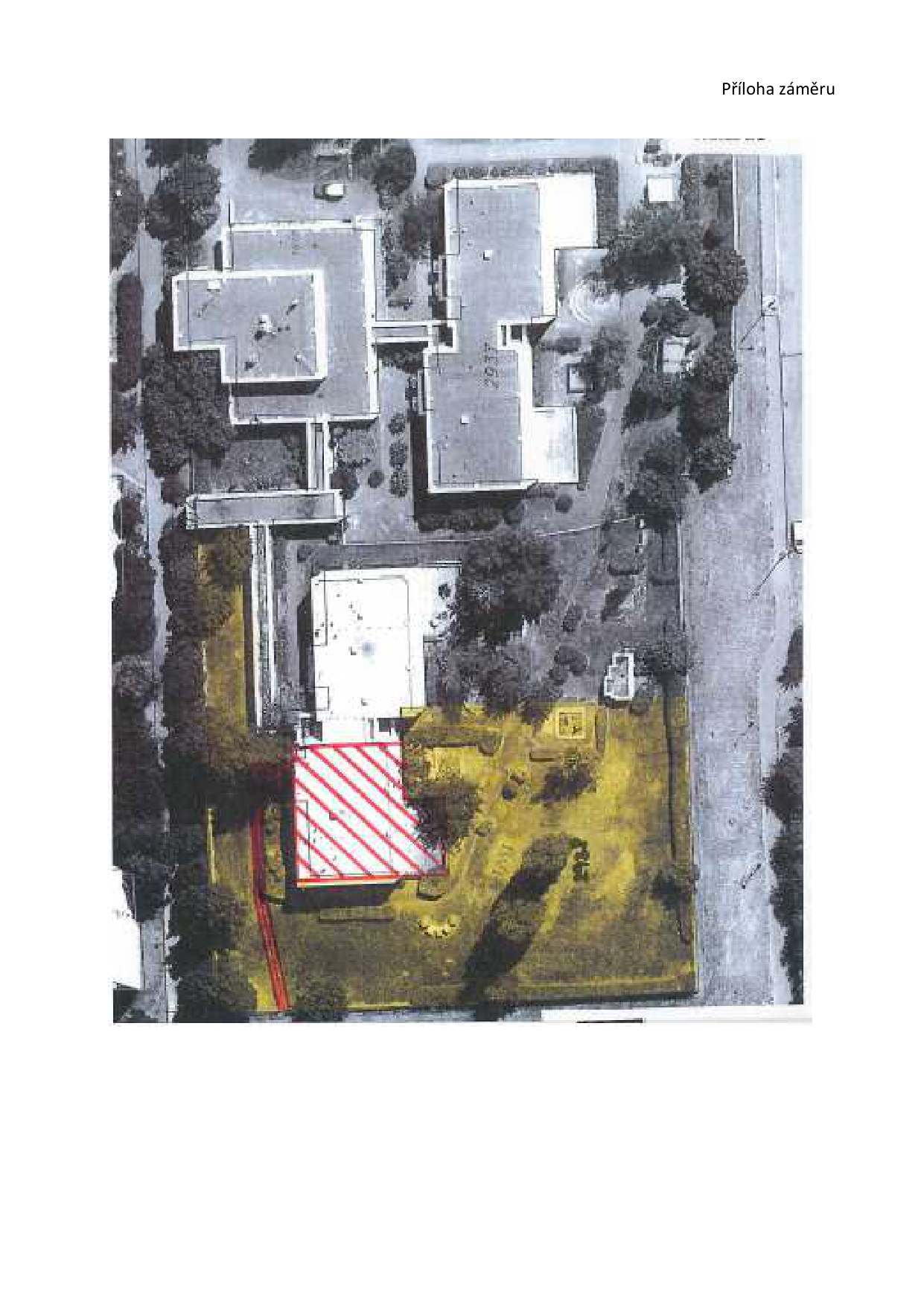Ortofotomapa areálu s vyznačeným územím záměru (červené šrafování a žlutě podbarvená plocha).