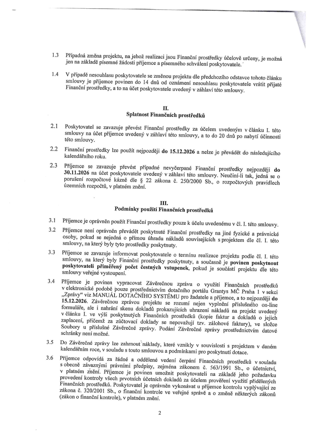 Text smlouvy o poskytnutí dotace, obsahující následující body: 1.3 Změna projektu je možná na základě písemné žádosti a schválení. 1.4 Při nesouhlasu poskytovatele se změnou je příjemce povinen do 14 dnů vrátit prostředky. II. Splatnost finančních prostředků: 2.1 Poskytovatel převede prostředky do 20 dnů od účinnosti smlouvy. 2.2 Prostředky lze použít nejpozději do 15.12.2026. 2.3 Příjemce musí nevyčerpané prostředky vrátit do 30.11.2026. III. Podmínky použití finančních prostředků: 3.1 Prostředky lze použít pouze k účelu dle čl. I. 3.2 Zákaz převodu prostředků na jiné osoby. 3.3 Povinnost informovat o termínu realizace a poskytnout čestné vstupenky. 3.4 Povinnost vypracovat Závěrečnou zprávu elektronicky přes dotační portál Grantys MČ Praha 1 do 15.12.2026, včetně nahrání dokladů o úhradě. 3.5 Do zprávy lze zahrnout náklady vzniklé v daném kalendářním roce. 3.6 Povinnost řádného vedení účetnictví dle zákona č. 563/1991 Sb. a umožnění kontroly dle zákona č. 320/2001 Sb.