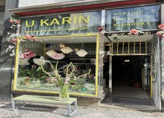 Fotografie obchodu s názvem 'U KARIN', pod nápisem 'MYSTERIA FLOWERS & SHOEDAISM'. V pravé horní části výlohy je nápis 'KVETINY BOTY KLOBOUKY'.