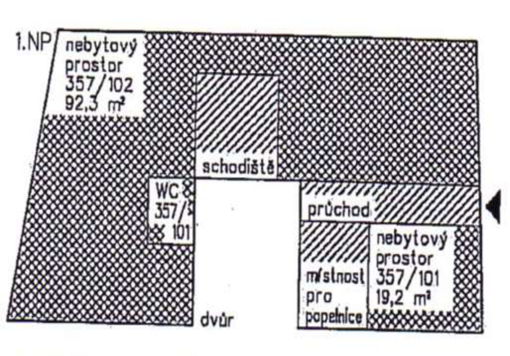 Schéma půdorysu 1. NP (prvního nadzemního podlaží). Obsahuje následující prostory: 'nebytový prostor 357/102' o ploše 92,3 m², 'schodiště', 'WC 357/101', 'dvůr', 'průchod', a 'nebytový prostor 357/101 místnost pro popelnice' o ploše 19,2 m².