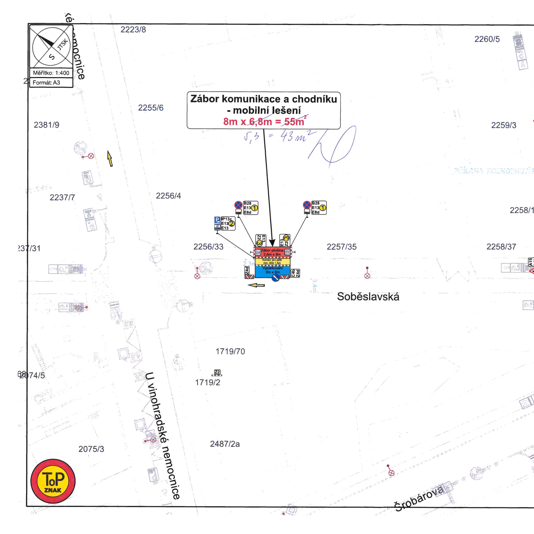 Situační nákres záboru komunikace a chodníku pro mobilní lešení. Obsahuje katastrální mapu s vyznačenými parcelami (např. 2255/6, 2256/33, 2257/35, 1719/70, 2487/2a) a ulicemi (Soběslavská, Šrobárova, U vinohradské nemocnice). Vyznačený zábor: mobilní lešení 8m x 6,8m = 55m² (přeškrtnuto a opraveno na 43m²). Dále je zakreslen zábor plošiny 2,6m x 8m a vyparkování 3m x 8m. V plánu jsou umístěny dopravní značky (B28, E13, E8d, IP13c, Z2, Z4d). Měřítko 1:400, formát A3.