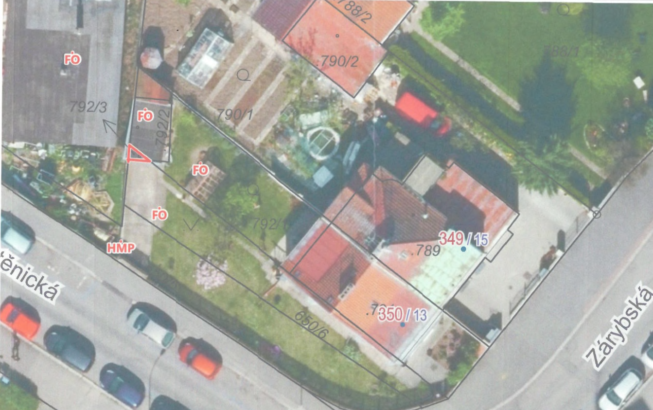 Ortofoto mapa s vyznačenými hranicemi pozemků a parcelními čísly.
