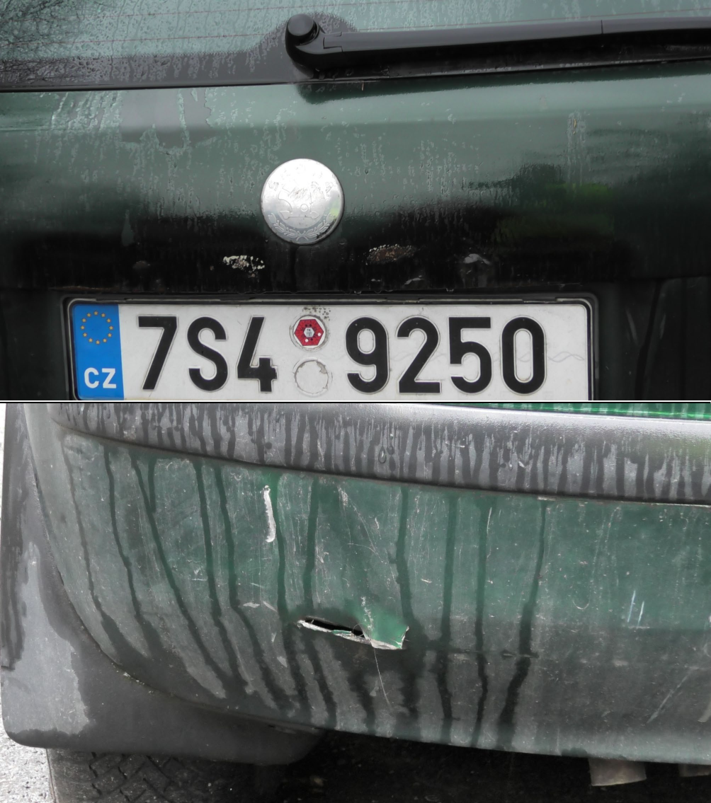 Fotografie poškození vozidla, pravděpodobně jako důkazní materiál v rámci správního řízení.