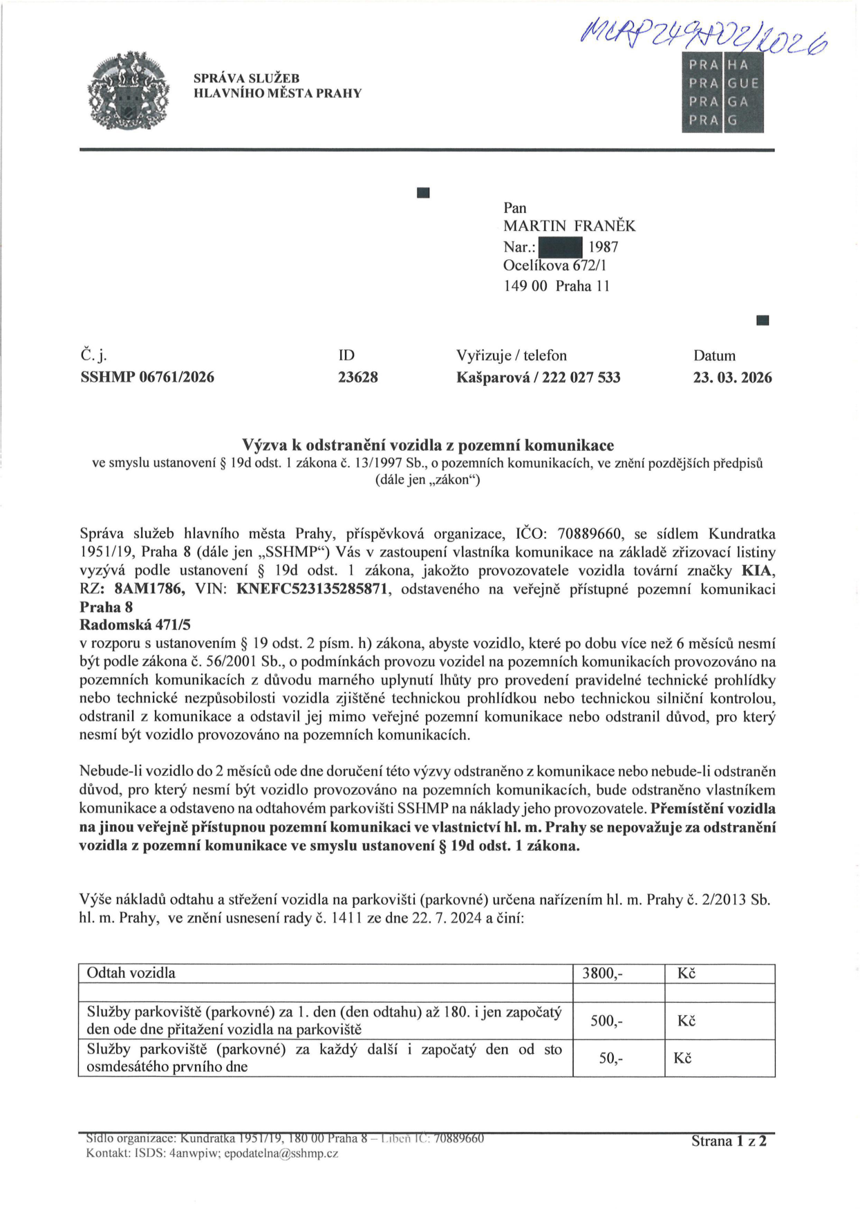 Úřední dokument: Výzva k odstranění vozidla z pozemní komunikace. Adresát: Martin Franěk, Ocelíkova 672/1, 149 00 Praha 11. Vydavatel: Správa služeb hlavního města Prahy (SSHMP), Kundratka 191/19, Praha 8. Číslo jednací: SSHMP 06761/2026, datum 23. 03. 2026. Předmět: Výzva k odstranění vozidla KIA, RZ: 8AM1786, VIN: KNEFC523135285871, odstaveného na Radomské 471/5, Praha 8. Důvod: Vozidlo je bez platné technické kontroly déle než 6 měsíců. Lhůta pro odstranění: 2 měsíce od doručení výzvy. Ceník odtahu a parkovného: Odtah vozidla 3800 Kč, parkovné za 1. den (až 180. den) 500 Kč/den, parkovné od 181. dne 50 Kč/den.