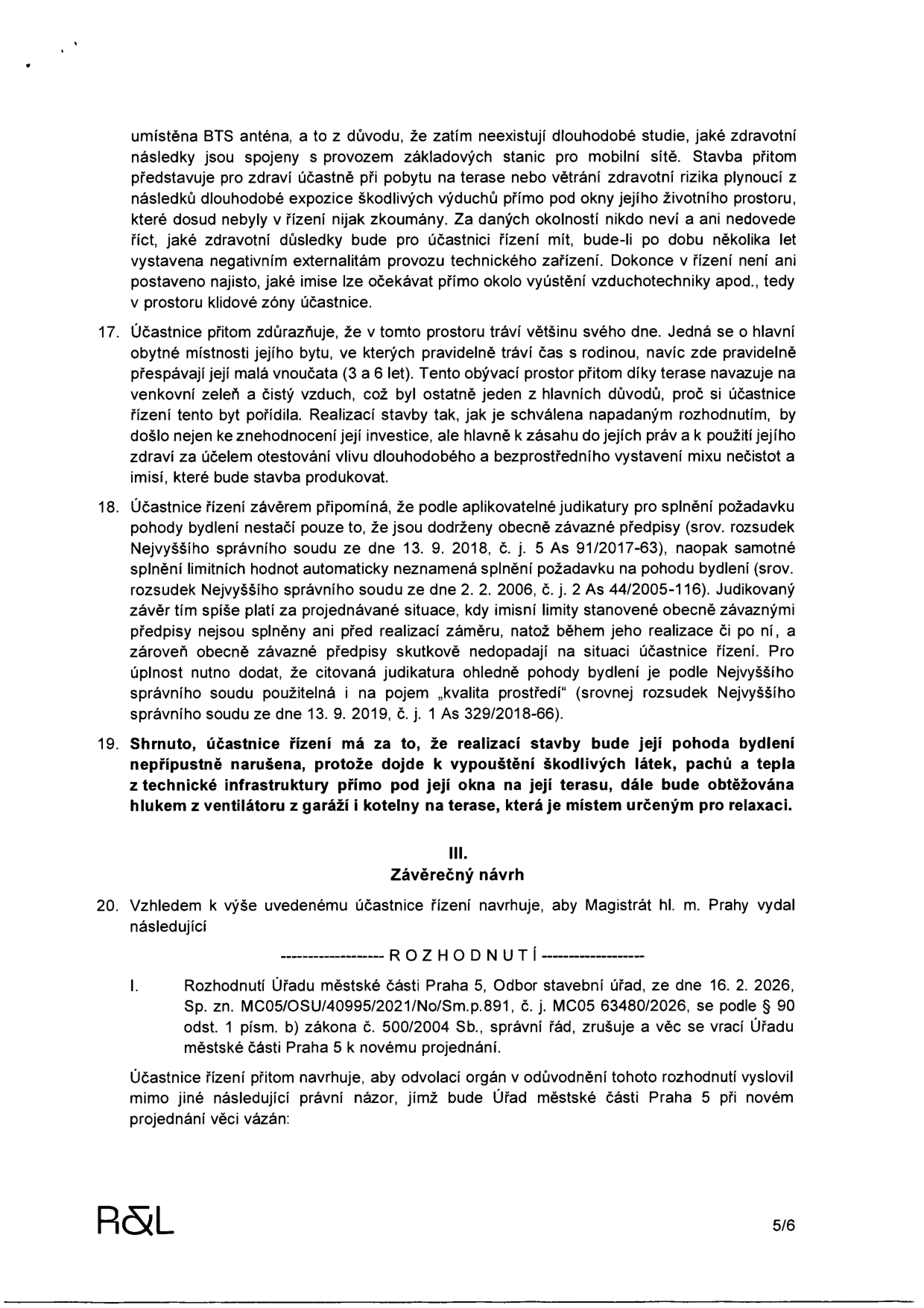 Textová část odvolání účastnice řízení proti rozhodnutí stavebního úřadu. Obsahuje body 17 až 20 a závěrečný návrh. Účastnice namítá negativní vlivy stavby (BTS anténa, imise, hluk z ventilátorů) na pohodu bydlení a zdraví, s odkazem na judikaturu Nejvyššího správního soudu (např. 5 As 91/2017-63, 2 As 44/2005-116, 1 As 329/2018-66). Navrhuje zrušení rozhodnutí Úřadu městské části Praha 5, Odbor stavební úřad, ze dne 16. 2. 2026, sp. zn. MC05/OSU/40995/2021/No/Sm.p.891, č. j. MC05 63480/2026, a vrácení věci k novému projednání. Dokument je označen jako strana 5/6.