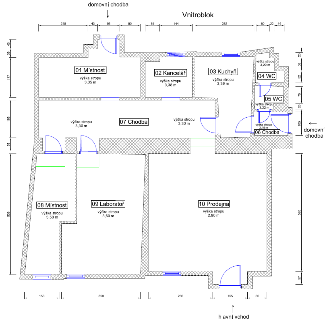Půdorys podlaží budovy se zakreslením jednotlivých místností, jejich rozměrů a výšek stropů.