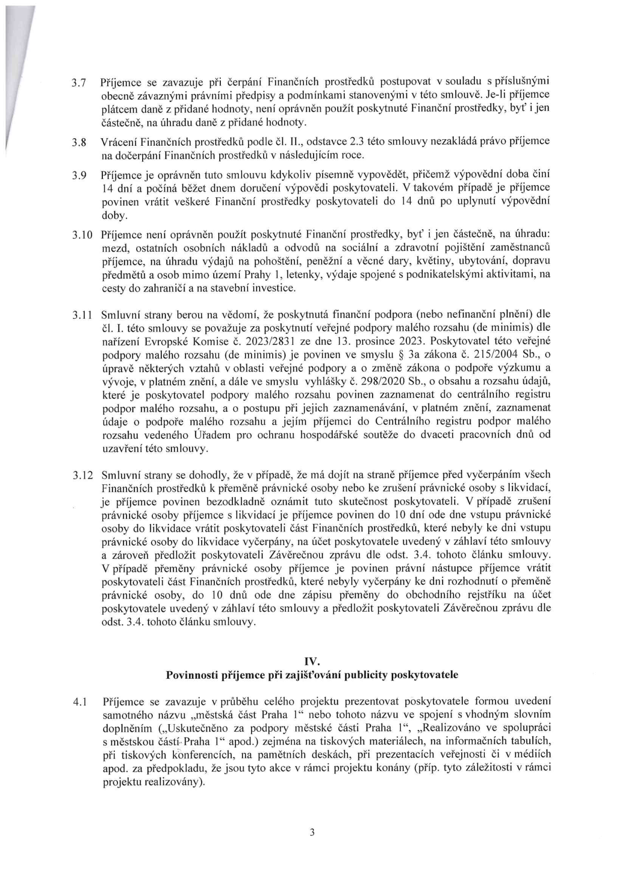 Strana 3 smlouvy obsahující body 3.7 až 4.1. Body 3.7-3.10 definují pravidla pro čerpání finančních prostředků (zákaz úhrady DPH, mezd, pohoštění, darů, cestovného mimo Prahu 1 atd.). Bod 3.11 řeší poskytnutí veřejné podpory malého rozsahu (de minimis) dle nařízení EU 2023/2831 a zákona č. 215/2004 Sb. Bod 3.12 upravuje postup v případě zániku nebo přeměny příjemce (povinnost vrátit nevyčerpané prostředky a předložit závěrečnou zprávu). Článek IV, bod 4.1, stanovuje povinnost příjemce prezentovat poskytovatele (městská část Praha 1) v rámci projektu na tiskových materiálech, informačních tabulích a v médiích.