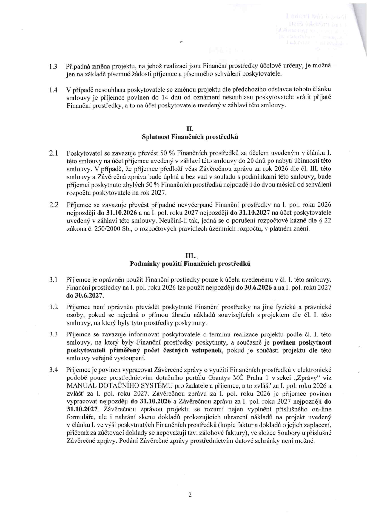 Strana 2 smlouvy o poskytnutí finančních prostředků. Obsahuje body: 1.3 (změna projektu), 1.4 (nesouhlas poskytovatele), II. Splatnost finančních prostředků (body 2.1, 2.2) a III. Podmínky použití finančních prostředků (body 3.1, 3.2, 3.3, 3.4). Klíčové termíny: 31.10.2026 (závěrečná zpráva za rok 2026), 31.10.2027 (závěrečná zpráva za rok 2027), 30.6.2026 (využití prostředků za rok 2026), 30.6.2027 (využití prostředků za rok 2027). Zmíněn dotační portál Granty MČ Praha 1.