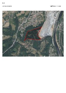 Ortofotomapa v měřítku 1 : 10 000, která zobrazuje území s vyznačenou oblastí (pravděpodobně zájmové území nebo pozemek) pomocí červeného polygonu. Na mapě je…