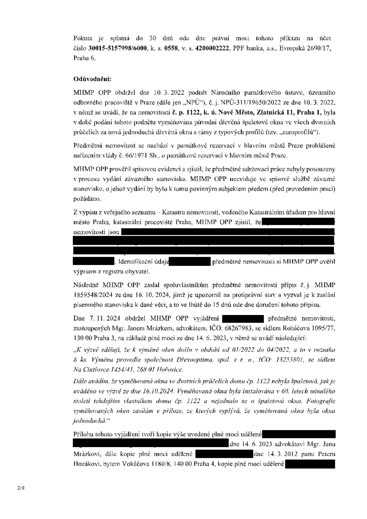 Úřední dokument (strana 2/8) obsahující odůvodnění pokuty za nepovolenou výměnu oken na nemovitosti č. p. 1122, k. ú. Nové Město, Zlatnická 11, Praha 1. Klíčové informace: MHMP OPP obdržel 10. 3. 2022 podnět NPÚ ohledně výměny původních špaletových oken za europrofily bez závazného stanoviska. Vlastníci byli vyzváni 16. 10. 2024. Dne 7. 11. 2024 bylo doručeno vyjádření zastoupené advokátem Mgr. Janem Mrázkem (IČO: 68267983, Roháčova 1095/77, Praha 3), ve kterém se uvádí, že výměnu 8 ks oken provedla společnost Dřevooptima, spol. s r. o. (IČO: 13255801, Na Cintlovce 1454/41, Hořovice) v období 01/2022–04/2022. Vyjádření tvrdí, že původní okna nebyla špaletová, ale byla instalována v 60. letech minulého století. Dokument obsahuje platební údaje pro pokutu: účet 30015-5157998/6000, k. s. 0558, v. s. 4200002222, PPF banka, a.s.