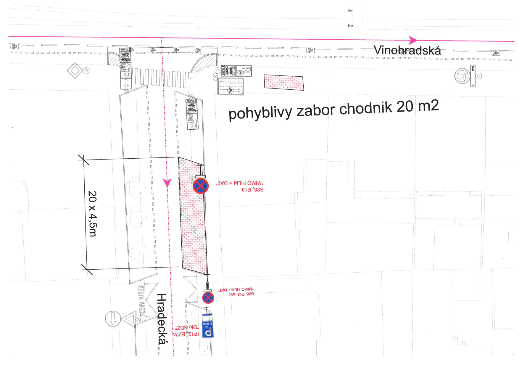 Situační nákres záboru chodníku na ulici Hradecká a Vinohradská. Plán zobrazuje plochu záboru o rozměrech 20 x 4,5 m (celkem 90 m2, v textu uvedeno 'pohyblivý zábor chodníku 20 m2'). V plánu jsou vyznačeny dopravní značky: B28 (zákaz zastavení) s dodatkovými tabulkami E13 ('MIMO FILM + DAT') a E8c, dále značka IP12 s dodatkovou tabulkou E22a ('Dle SDZ').