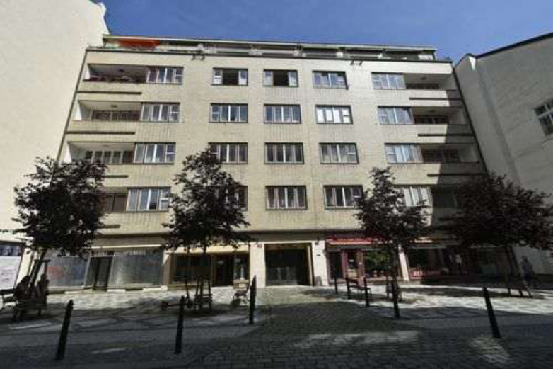 Fotografie uliční fasády bytového domu v rámci stavebního řízení.