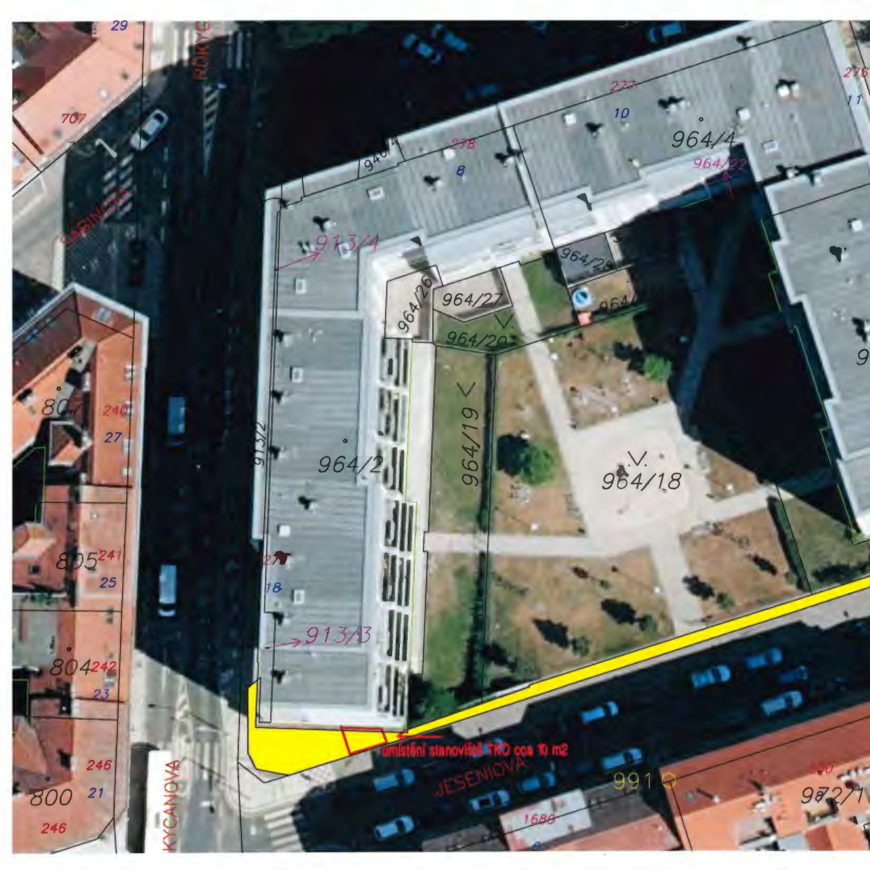 Situační nákres umístění stavby (pravděpodobně kontejnerového stání) v katastrální mapě s podkladem ortofotomapy. Vyznačena plocha 'umístění stanoviště TKO cca 10 m2' (TKO = tuhý komunální odpad) na pozemku u ulice Jeseniova. Zobrazená čísla parcel: 964/2, 964/4, 964/18, 964/19, 964/20, 964/22, 964/26, 964/27, 913/4, 913/13, 805/25, 805/24, 800/21, 800/23, 800/27, 707/1. Ulice: Jeseniova, Sabinova, Rokycanova.