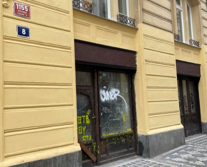 Fotografie budovy s adresními tabulkami: červená tabulka s číslem popisným '1155', pod ní 'SMÍCHOV PRAHA 5', a modrá tabulka s číslem orientačním '8'.