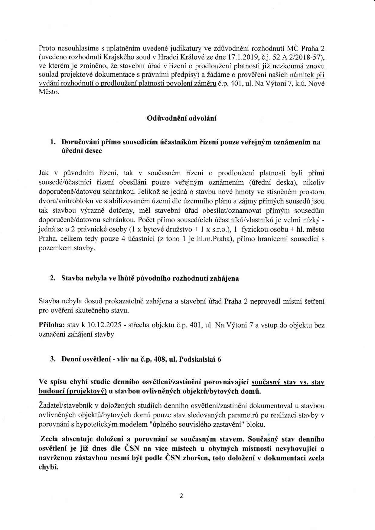Text odvolání proti rozhodnutí o prodloužení platnosti povolení záměru č.p. 401, ul. Na Výtoni 7, k.ú. Nové Město. Obsahuje námitky: 1. Doručování pouze veřejnou vyhláškou namísto přímého doručování sousedům, 2. Stavba nebyla ve lhůtě zahájena (přiložena dokumentace stavu k 10.12.2025), 3. Chybějící studie denního osvětlení porovnávající současný stav se stavem po realizaci projektu (v rozporu s ČSN).