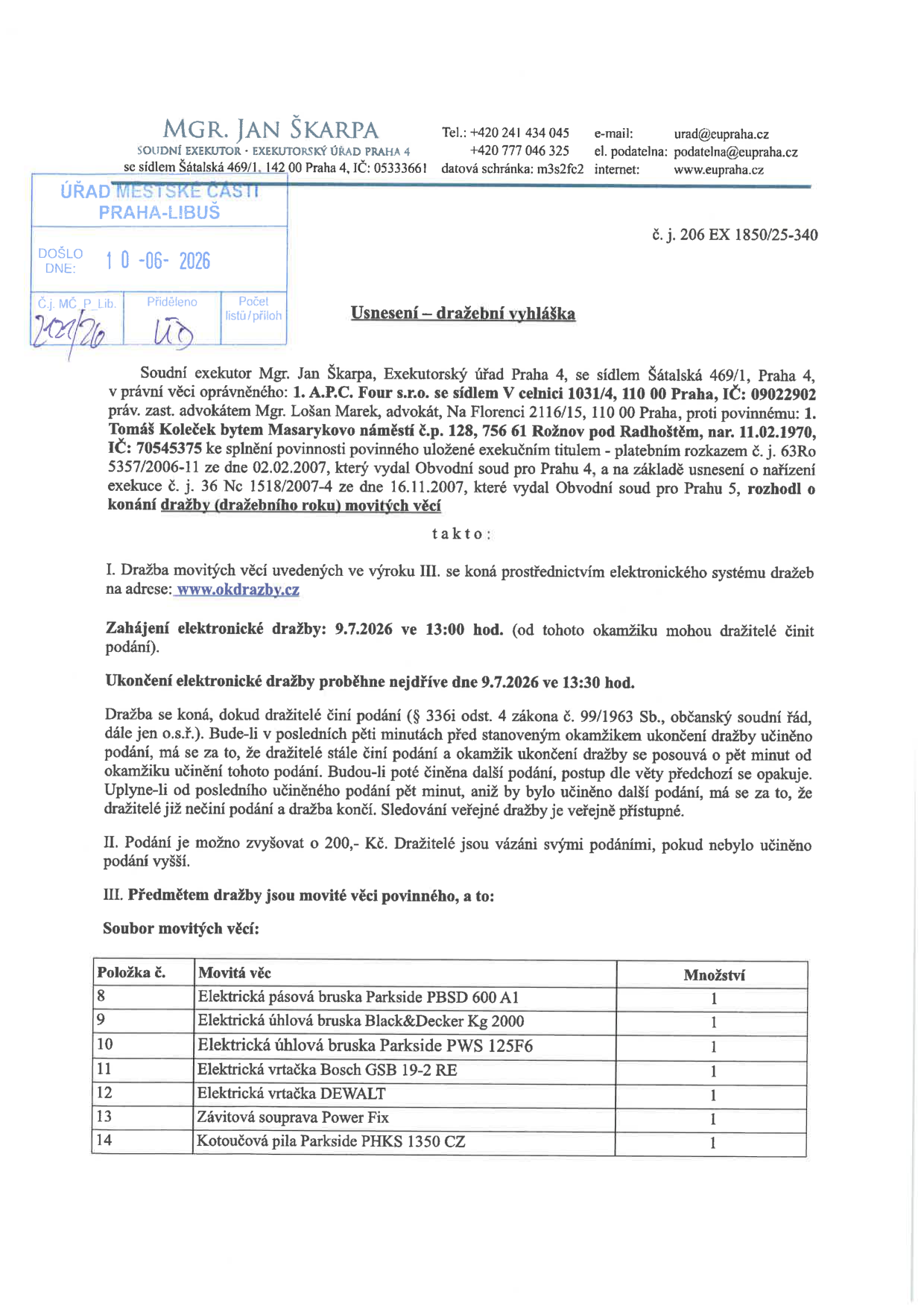 Usnesení – dražební vyhláška, č. j. 206 EX 1850/25-340. Soudní exekutor Mgr. Jan Škarpa, Exekutorský úřad Praha 4, Šatalská 469/1, Praha 4. Oprávněný: 1. A.P.C. Four s.r.o. Povinný: Tomáš Koleček, nar. 11.02.1970, bytem Masarykovo náměstí č.p. 128, 756 61 Rožnov pod Radhoštěm. Předmětem dražby jsou movité věci: 8. Elektrická pásová bruska Parkside PBSD 600 A1 (1 ks), 9. Elektrická úhlová bruska Black&Decker Kg 2000 (1 ks), 10. Elektrická úhlová bruska Parkside PWS 125F6 (1 ks), 11. Elektrická vrtačka Bosch GSB 19-2 RE (1 ks), 12. Elektrická vrtačka DEWALT (1 ks), 13. Závitová souprava Power Fix (1 ks), 14. Kotoučová pila Parkside PHKS 1350 CZ (1 ks). Dražba proběhne elektronicky na www.okdrazby.cz dne 9.7.2026 od 13:00 do 13:30 hod. Minimální příhoz je 200 Kč.