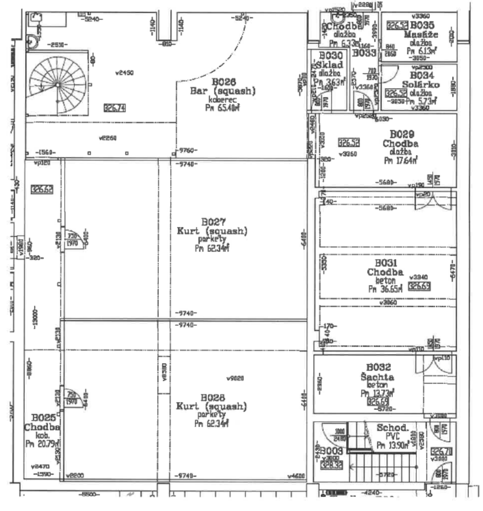 Půdorys podlaží budovy se squashovými kurty a zázemím. Obsahuje následující místnosti a plochy: B025 Chodba (kob., 20.79 m²), B026 Bar (squash) (koberec, 65.40 m²), B027 Kurt (squash) (parkety, 62.34 m²), B028 Kurt (squash) (parkety, 62.34 m²), B029 Chodba (dlažba, 17.64 m²), B030 Sklad (dlažba, 3.63 m²), B031 Chodba (beton, 36.65 m²), B032 Šachta (beton, 13.73 m²), B033 Chodba (dlažba, 6.33 m²), B034 Solárko (dlažba, 5.73 m²), B035 Masáže (dlažba, 6.13 m²), B009 Schod. (PVC, 13.90 m²). Plán obsahuje kótované rozměry stěn a prostorů.