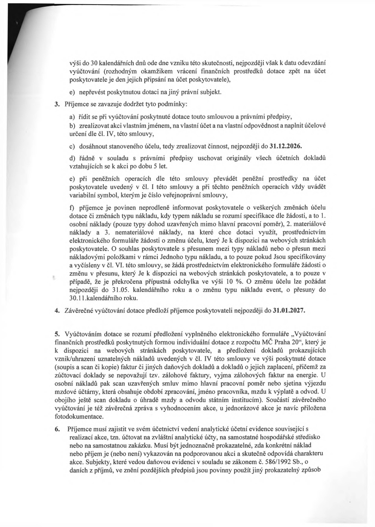 Výňatek ze smlouvy o poskytnutí dotace: 3. Příjemce se zavazuje dodržet tyto podmínky: a) řídit se smlouvou a předpisy, b) realizovat akci vlastním jménem a na vlastní účet, c) dosáhnout účelu do 31.12.2026, d) uschovat originály dokladů po dobu 5 let, e) při platbách uvádět variabilní symbol (číslo smlouvy), f) informovat o změnách účelu či typu nákladů (osobní, materiálové) dle pravidel (změna účelu do 31.05., změna typu nákladů do 30.11.). 4. Závěrečné vyúčtování do 31.01.2027. 5. Definice vyúčtování: elektronický formulář 'Vyúčtování finančních prostředků poskytnutých formou individuální dotace z rozpočtu MČ Praha 20', doložení faktur, dokladů o zaplacení, u osobních nákladů smluv a mzdových výkazů, závěrečná zpráva a fotodokumentace. 6. Povinnost vést analytickou účetní evidenci pro danou akci.