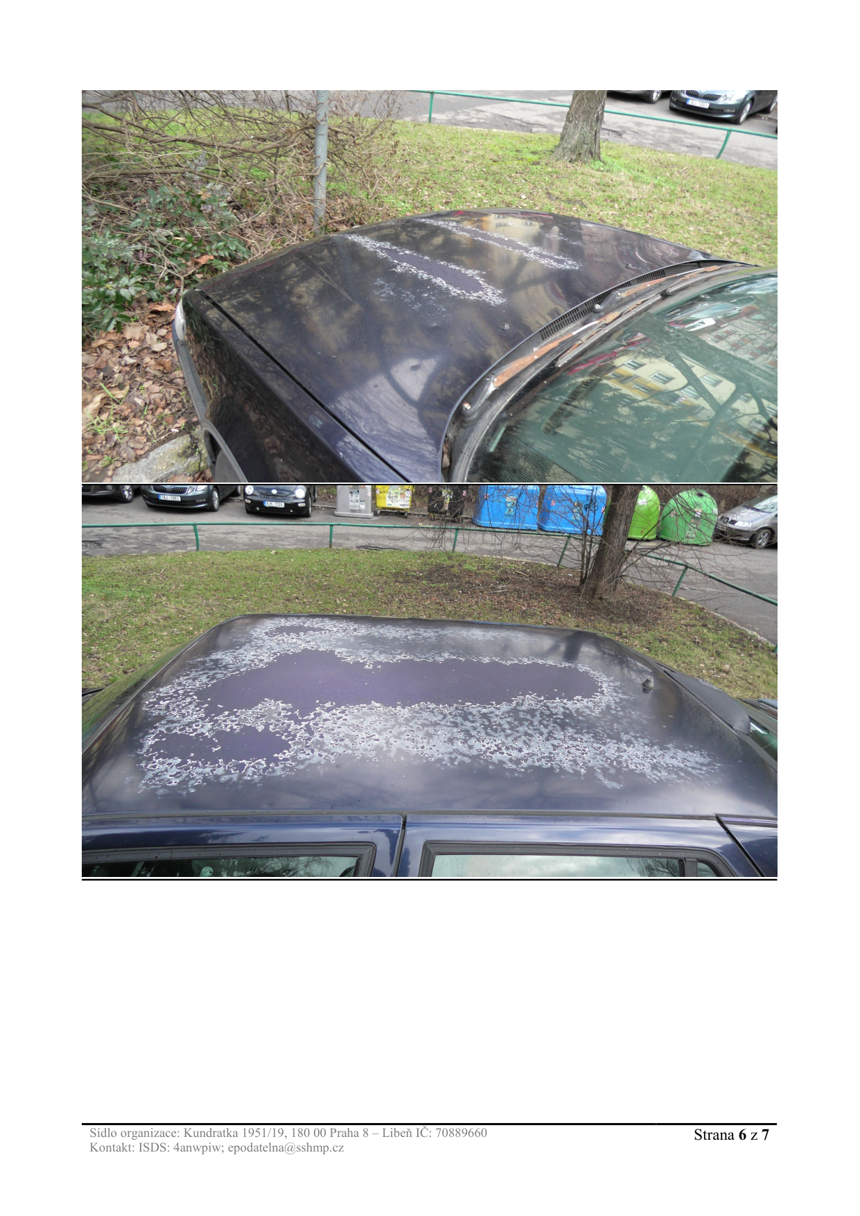 Fotografie poškozeného laku na kapotě a střeše osobního automobilu, pravděpodobně jako důkazní materiál.