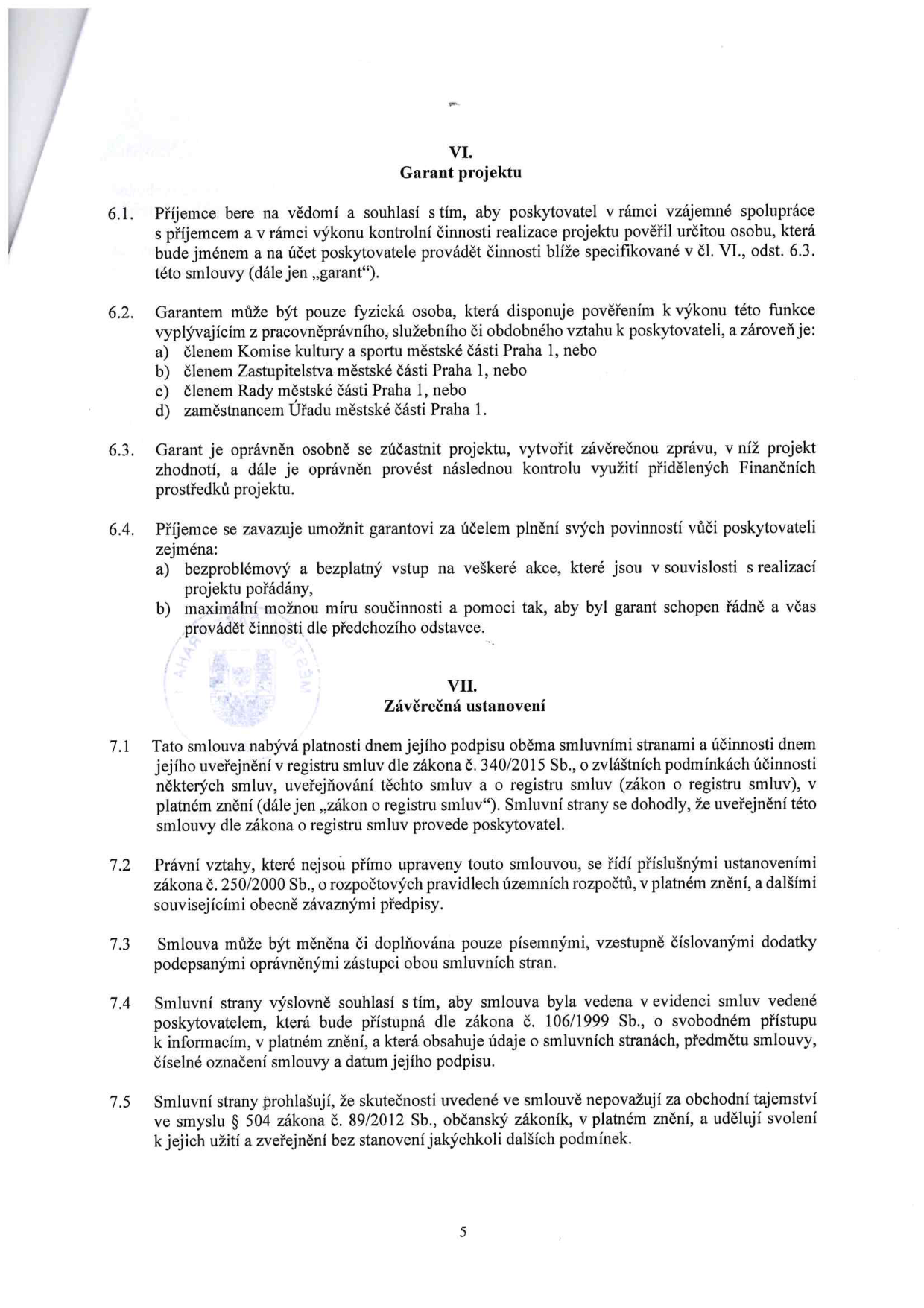 Strana 5 smlouvy obsahující články VI. (Garant projektu) a VII. (Závěrečná ustanovení). Článek VI. definuje roli garanta, podmínky pro jeho výběr (člen Komise kultury a sportu, Zastupitelstva, Rady nebo zaměstnanec Úřadu městské části Praha 1) a povinnosti příjemce vůči garantovi. Článek VII. upravuje platnost a účinnost smlouvy, zveřejnění v registru smluv (zákon č. 340/2015 Sb.), právní vztahy (zákon č. 250/2000 Sb.), způsob změn smlouvy, evidenci smluv (zákon č. 106/1999 Sb.) a prohlášení o obchodním tajemství (zákon č. 89/2012 Sb.).