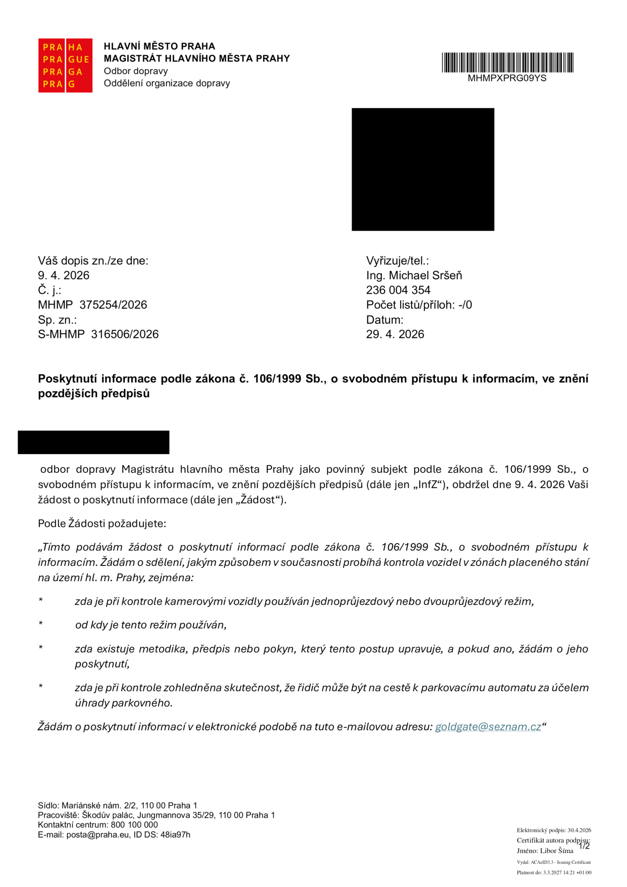 Úřední dopis Magistrátu hlavního města Prahy, odboru dopravy, ze dne 29. 4. 2026. Předmět: Poskytnutí informace podle zákona č. 106/1999 Sb., o svobodném přístupu k informacím. Dopis reaguje na žádost ze dne 9. 4. 2026 týkající se způsobu kontroly vozidel v zónách placeného stání v Praze. Žadatel se dotazuje na: 1) zda je používán jednoprůjezdový nebo dvouprůjezdový režim kamerových vozidel, 2) od kdy je tento režim používán, 3) existenci metodiky či předpisu upravujícího tento postup, 4) zda je při kontrole zohledněna skutečnost, že řidič může být na cestě k parkovacímu automatu. Číslo jednací: MHMP 375254/2026, spisová značka: S-MHMP 316506/2026. Vyřizuje: Ing. Michael Sršeň.