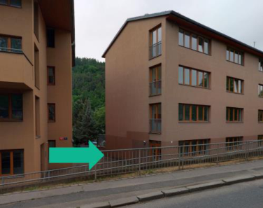 Fotografie budov a přilehlého pozemku, pravděpodobně dokumentující stav v rámci stavebního řízení.