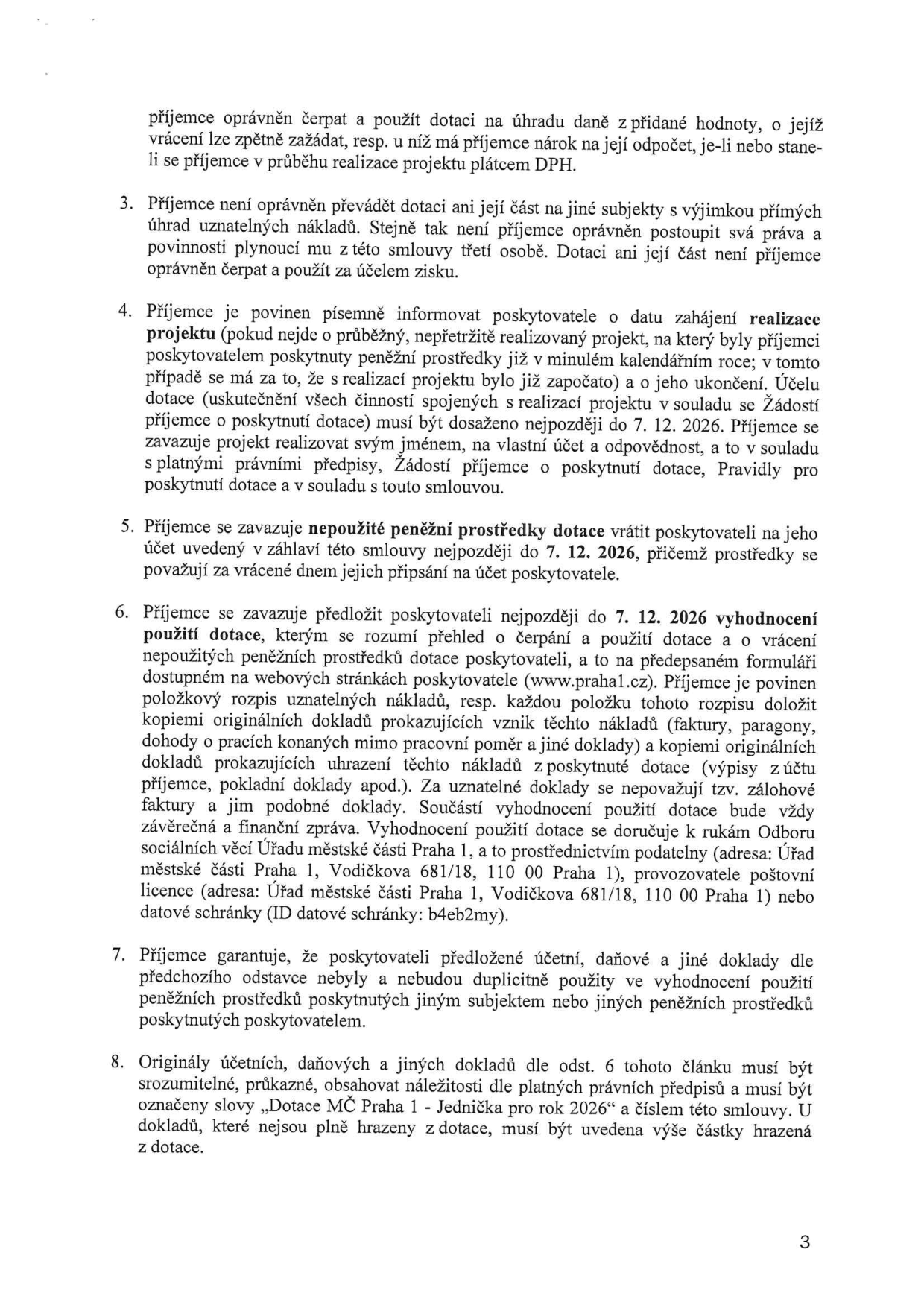 Strana 3 smlouvy o poskytnutí dotace MČ Praha 1. Obsahuje body 3 až 8: 3. Zákaz převodu dotace na jiné subjekty. 4. Povinnost informovat o zahájení a ukončení projektu. 5. Povinnost vrátit nevyužité prostředky do 7. 12. 2026. 6. Povinnost předložit vyúčtování dotace do 7. 12. 2026 na formuláři dostupném na www.praha1.cz, včetně dokladů a způsobu doručení na adresu: Úřad městské části Praha 1, Vodičkova 681/18, 110 00 Praha 1. 7. Záruka, že doklady nebudou použity duplicitně. 8. Požadavky na účetní doklady: musí být srozumitelné, průkazné, obsahovat náležitosti dle předpisů a být označeny slovy „Dotace MČ Praha 1 - Jednička pro rok 2026“ a číslem smlouvy.