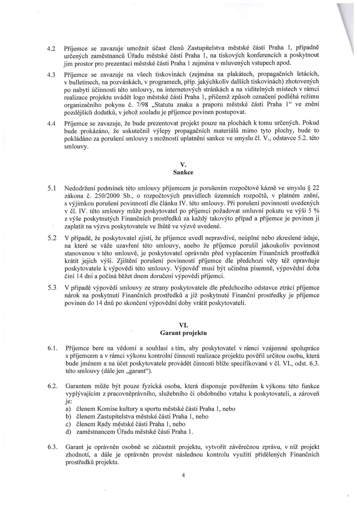 Strana 4 smlouvy obsahující body 4.2 až 6.3. Body 4.2-4.4 definují povinnosti příjemce ohledně prezentace projektu a užití loga městské části Praha 1. Článek V. (Sankce) upravuje porušení rozpočtové kázně (zákon č. 250/2000 Sb.), smluvní pokuty ve výši 5 % a podmínky výpovědi smlouvy. Článek VI. (Garant projektu) definuje roli garanta, kterým může být pouze fyzická osoba (člen Komise kultury a sportu, člen Zastupitelstva, člen Rady nebo zaměstnanec Úřadu městské části Praha 1), a jeho oprávnění k účasti na projektu a kontrole.