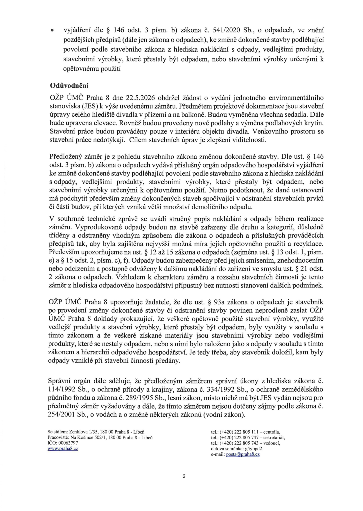 Úřední dokument (strana 2) obsahující vyjádření OŽP ÚMČ Praha 8 ze dne 22.5.2026 k záměru stavebních úprav divadla (výměna sedadel, úprava elevace, nové podlahy). Dokument specifikuje povinnosti stavebníka dle zákona o odpadech (třídění, recyklace, dokládání nakládání s odpady). Dále uvádí, že záměr nevyžaduje stanoviska dle zákonů o ochraně přírody, zemědělského půdního fondu, lesního zákona ani vodního zákona. Kontaktní údaje: Zenklova 1/35, 180 00 Praha 8 - Libeň, tel.: +420 222 805 111, e-mail: posta@praha8.cz.