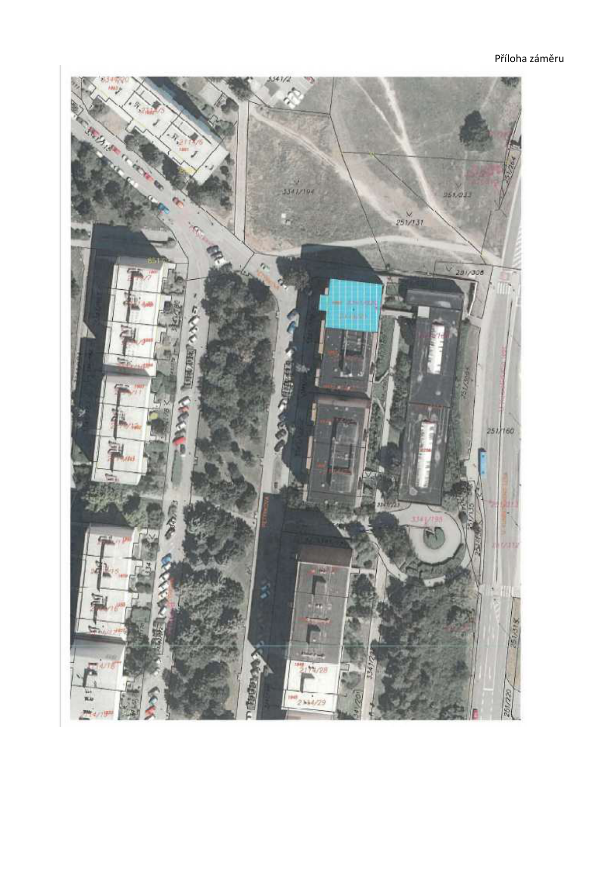 Ortofoto mapa s vyznačeným situačním nákresem zamýšlené stavby (zvýrazněno modrou barvou).