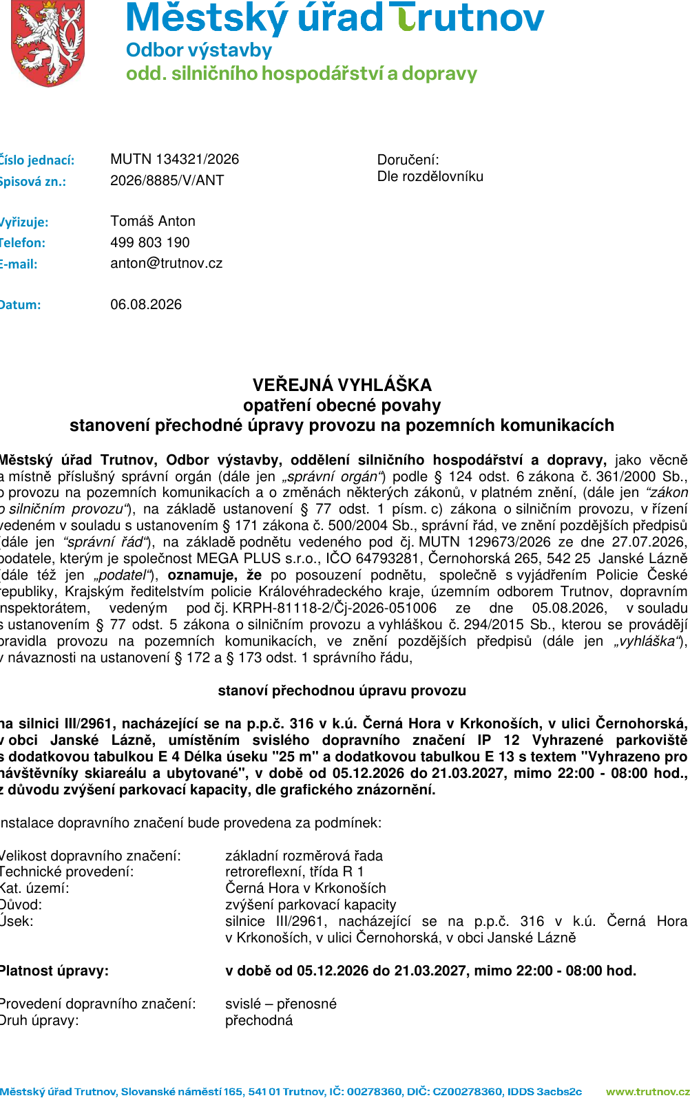 Veřejná vyhláška Městského úřadu Trutnov, Odbor výstavby, oddělení silničního hospodářství a dopravy. Číslo jednací: MUTN 134321/2026, spisová značka: 2026/8885/V/ANT, datum: 06.08.2026. Předmět: Stanovení přechodné úpravy provozu na pozemní komunikaci III/2961 v ulici Černohorská, Janské Lázně (p.p.č. 316 v k.ú. Černá Hora v Krkonoších). Jedná se o umístění svislého dopravního značení IP 12 'Vyhrazené parkoviště' s dodatkovými tabulkami E 13 ('Vyhrazeno pro návštěvníky skiareálu a ubytované') a E 4 ('Délka úseku 25 m'). Platnost úpravy: od 05.12.2026 do 21.03.2027, mimo čas 22:00 - 08:00 hod. Důvod: zvýšení parkovací kapacity. Technické provedení: retroreflexní, třída R 1, svislé – přenosné.