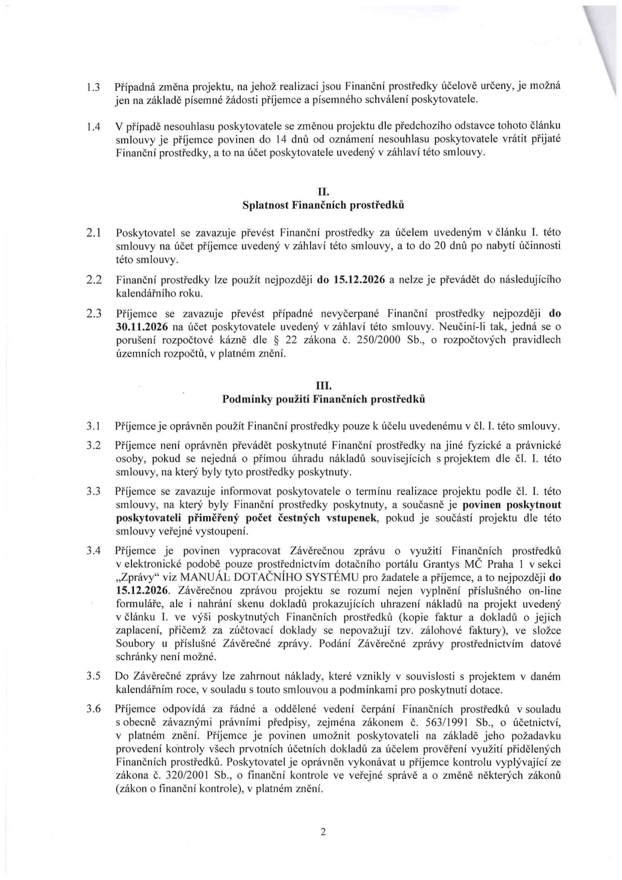 Druhá strana smlouvy o poskytnutí dotace. Obsahuje body: 1.3 (změna projektu), 1.4 (nesouhlas poskytovatele). Článek II. 'Splatnost Finančních prostředků': 2.1 (převod prostředků do 20 dnů od účinnosti), 2.2 (použití do 15.12.2026), 2.3 (vrácení nevyčerpaných prostředků do 30.11.2026). Článek III. 'Podmínky použití Finančních prostředků': 3.1 (účelové určení), 3.2 (zákaz převodu na jiné osoby), 3.3 (povinnost informovat o termínu a poskytnout čestné vstupenky), 3.4 (povinnost vypracovat Závěrečnou zprávu přes dotační portál Grantys MČ Praha 1 do 15.12.2026), 3.5 (náklady v daném roce), 3.6 (vedení účetnictví dle zákona č. 563/1991 Sb. a kontrola dle zákona č. 320/2001 Sb.).