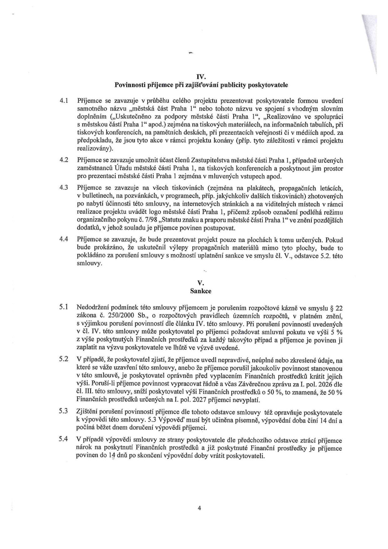 Část smlouvy obsahující články IV. a V. Článek IV. 'Povinnosti příjemce při zajištění publicity poskytovatele' specifikuje povinnost uvádět název 'městská část Praha 1' na tiskovinách, akcích a v médiích, umožnit účast zastupitelů a dodržovat pravidla pro označení. Článek V. 'Sankce' definuje následky porušení smlouvy: porušení rozpočtové kázně dle zákona č. 250/2000 Sb., možnost uložení smluvní pokuty ve výši 5 % z poskytnutých prostředků, krácení dotace při uvedení nepravdivých údajů nebo nesplnění povinností (např. nedodání závěrečné zprávy) a podmínky pro výpověď smlouvy s 14denní výpovědní lhůtou a povinností vrátit prostředky.