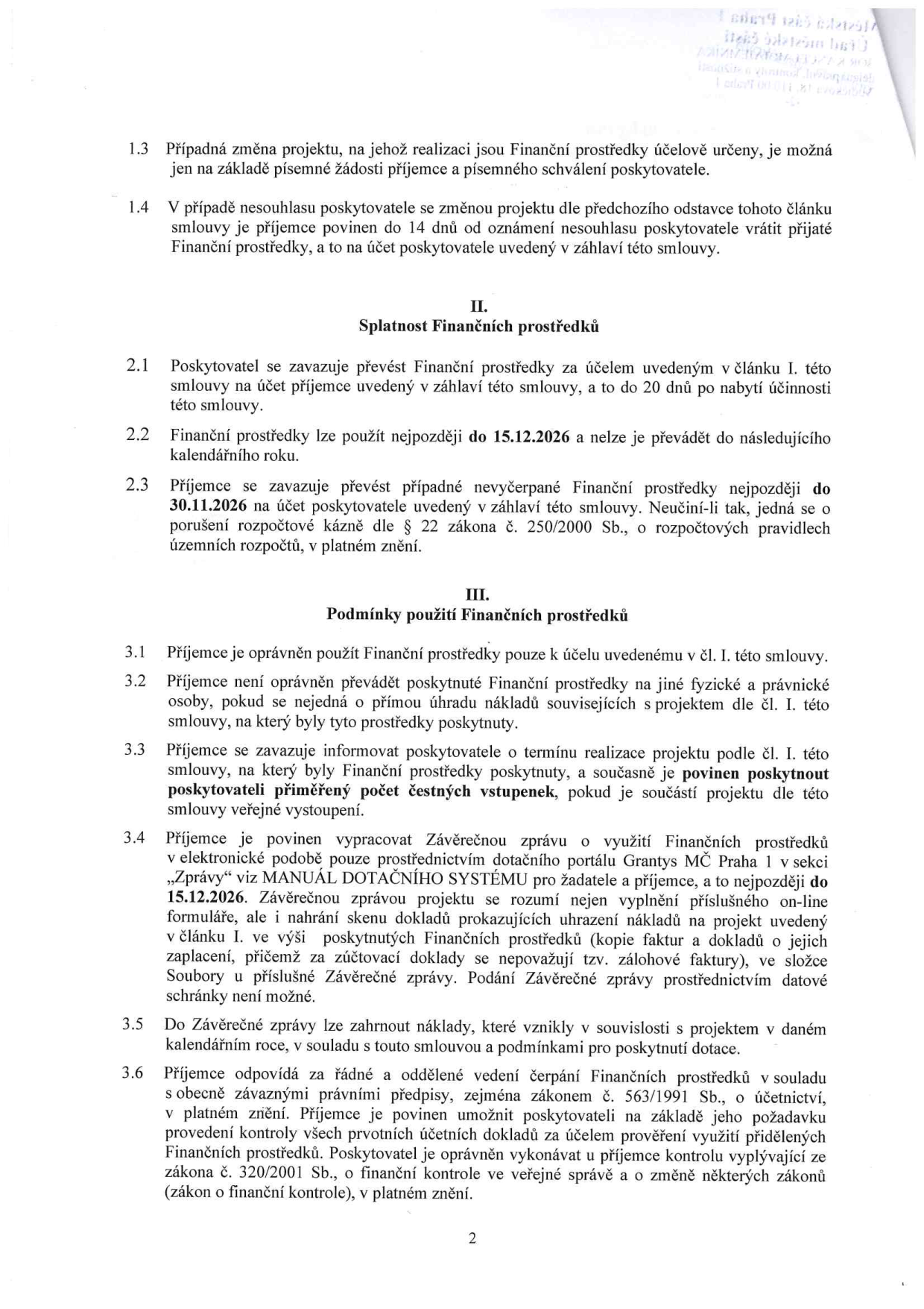 Strana 2 smlouvy o poskytnutí dotace. Obsahuje body 1.3 a 1.4 (změna projektu), článek II. Splatnost finančních prostředků (body 2.1 až 2.3, termíny do 15.12.2026 a 30.11.2026) a článek III. Podmínky použití finančních prostředků (body 3.1 až 3.6, týkající se účelu, informování, vyúčtování přes dotační portál Granty MČ Praha 1 a vedení účetnictví).
